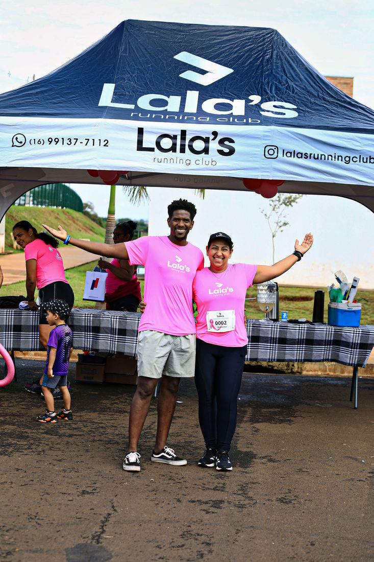 Casal participante sob a tenda do Lala's Running Club